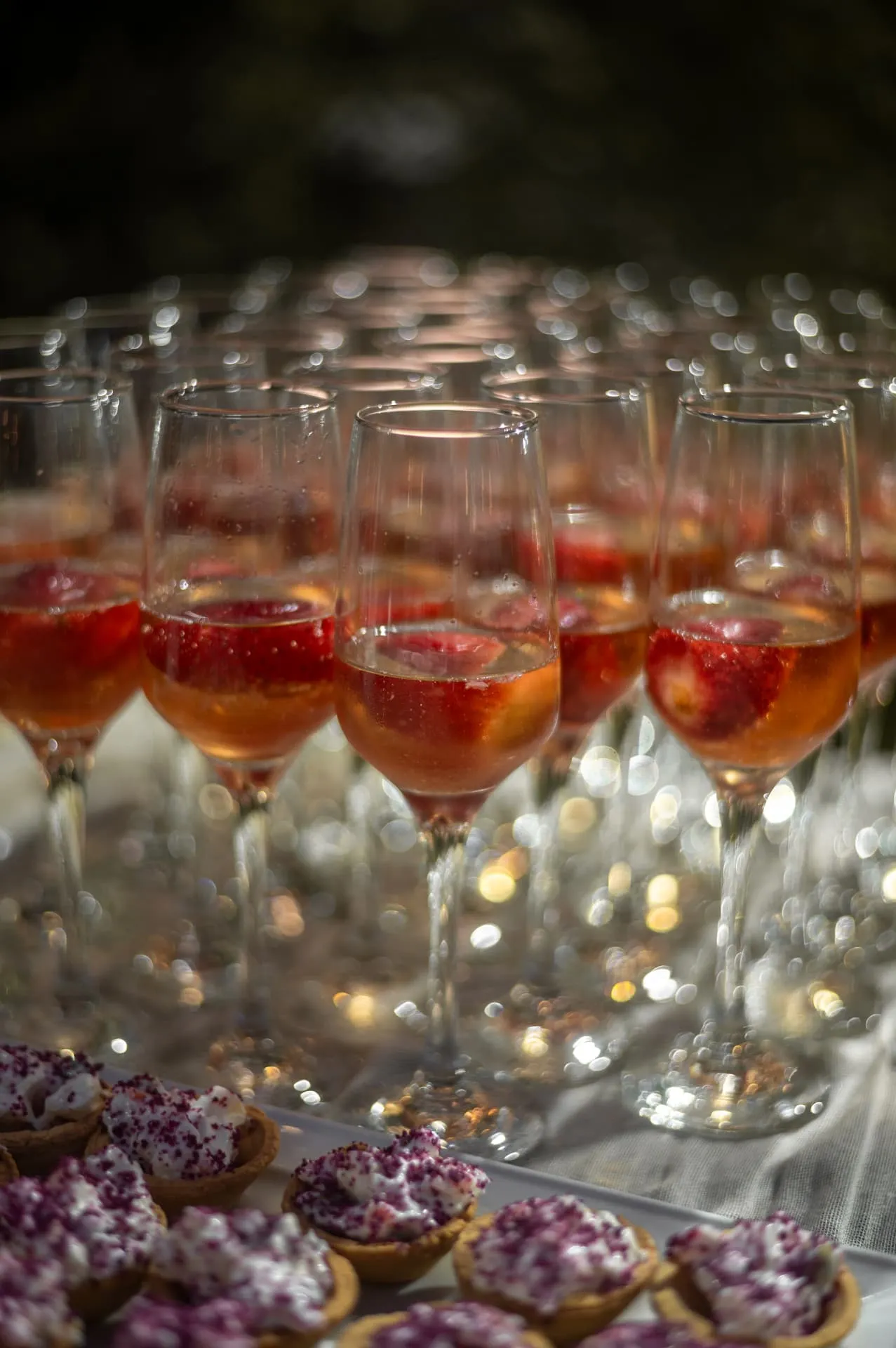 Ποτήρια welcome drink με φράουλα και μικρά tartlets