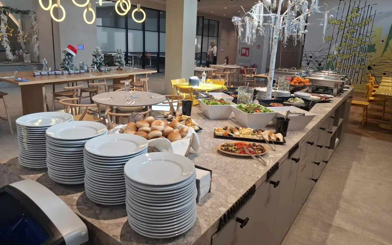 Μπουφές catering με σαλάτες, τυριά, ψωμάκια και πιάτα