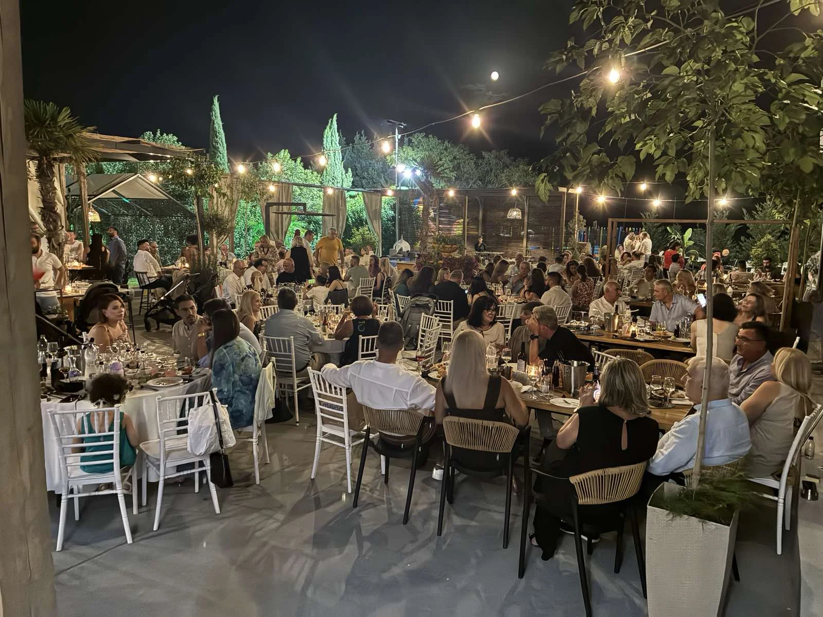 Βραδινή δεξίωση βάπτισης στον κήπο του κτήματος