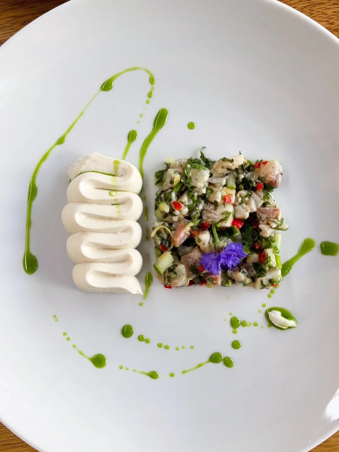 Πιάτο gourmet με tartare, κρέμα και λάδι μυρωδικών